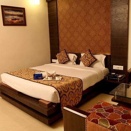 Oyo 905 Galaxy View Hotel Allāhābād Junction Buitenkant foto