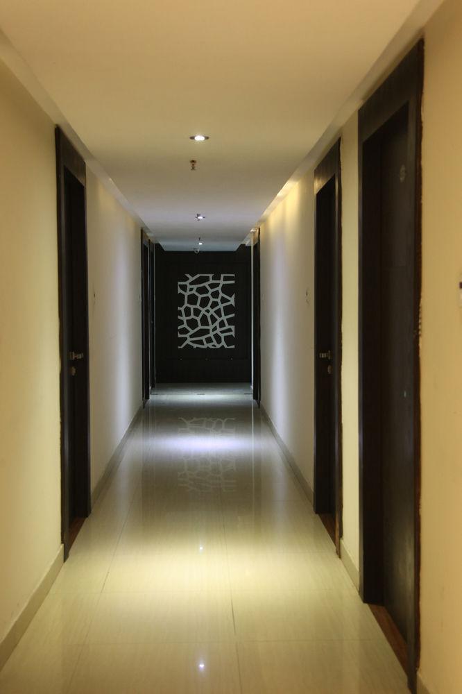 Oyo 905 Galaxy View Hotel Allāhābād Junction Buitenkant foto