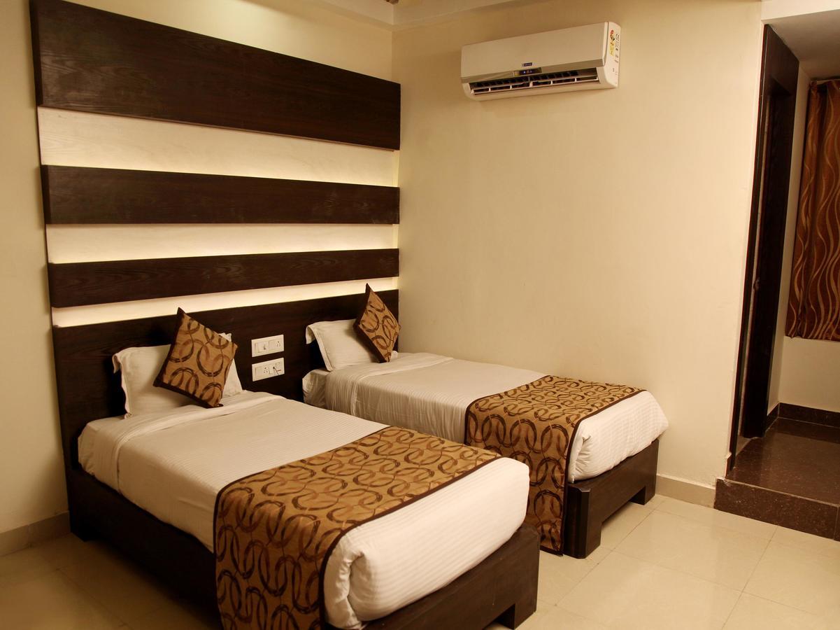 Oyo 905 Galaxy View Hotel Allāhābād Junction Buitenkant foto