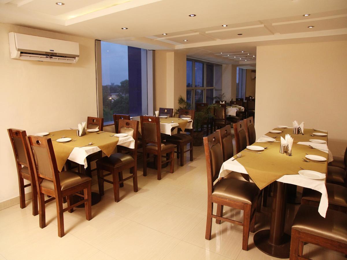 Oyo 905 Galaxy View Hotel Allāhābād Junction Buitenkant foto