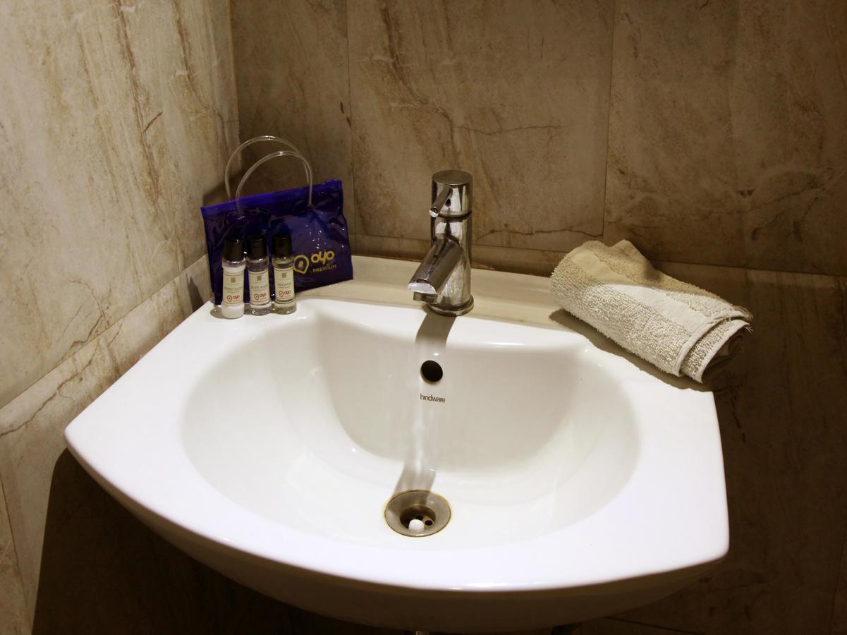 Oyo 905 Galaxy View Hotel Allāhābād Junction Buitenkant foto